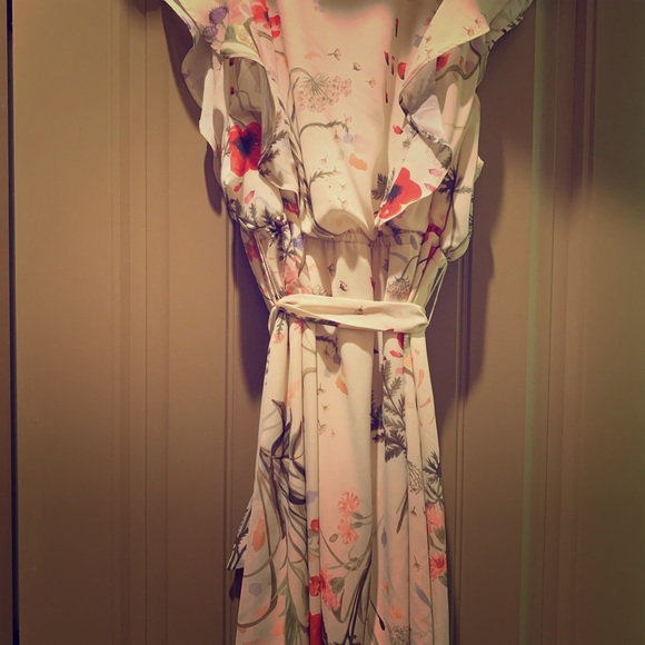 Elegant Flowery Maternity Dress w/Flared Shoulders - Picture 4 of 16